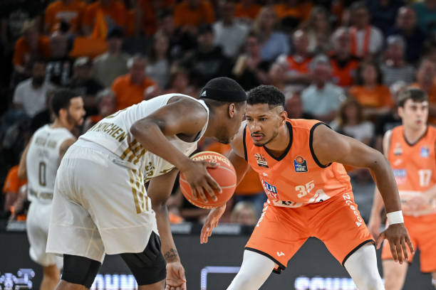 与队员反复 与队员反复